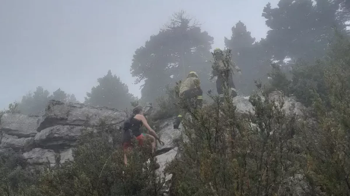 Els Bombers durant el rescat d'Horta de Sant Joan.