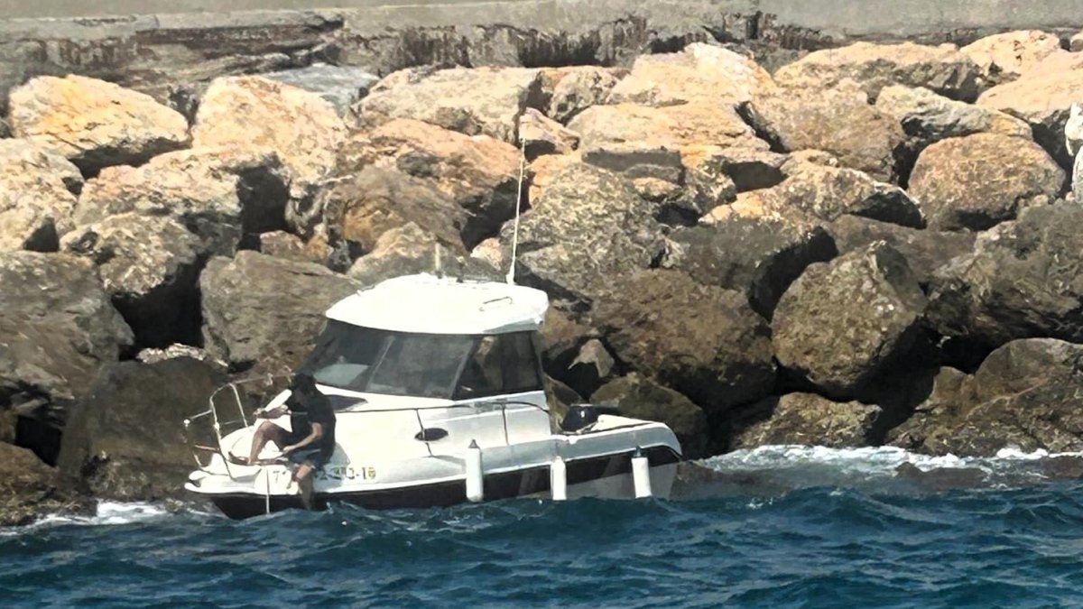 El barco se había quedado sin motor y había chocado con las rocas por el fuerte oleaje.