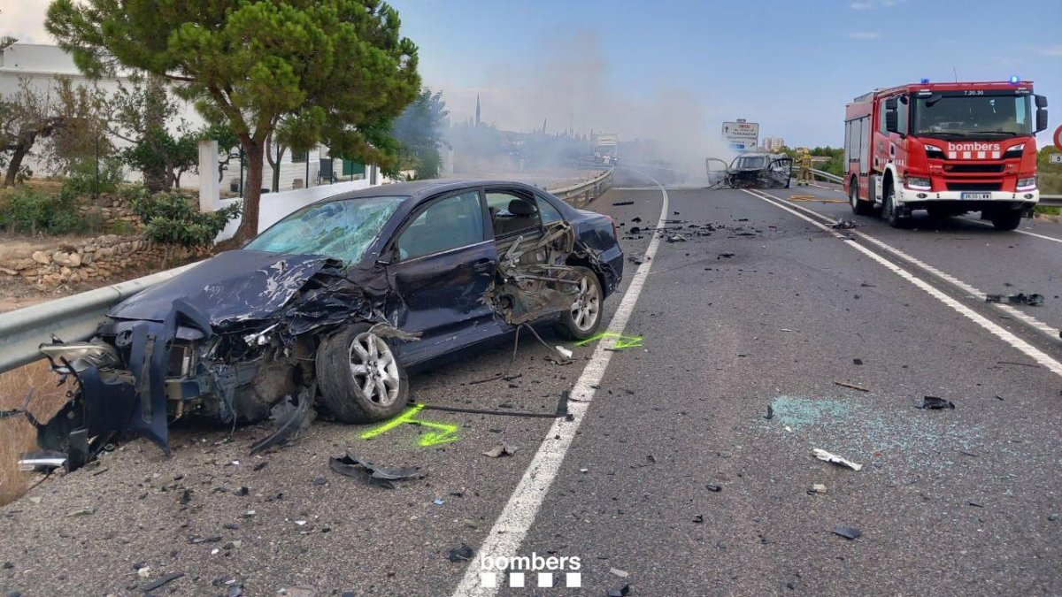 Imagen de los coches accidentados y una dotación de los Bomberos.