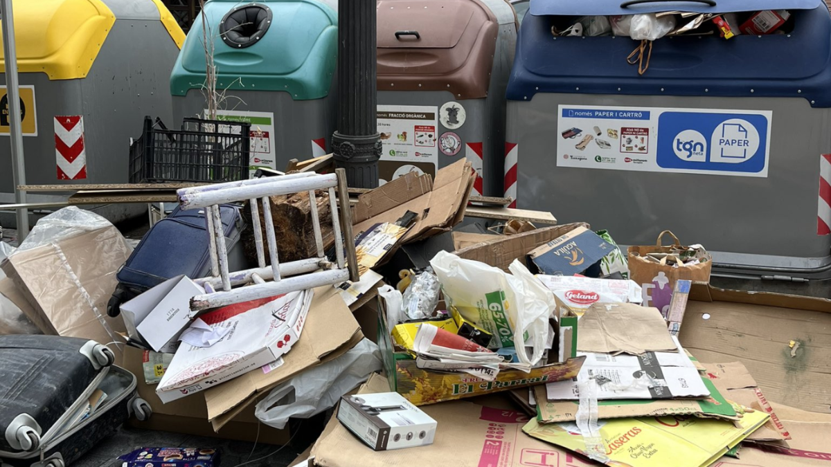 Imagen de basura fuera de unos contenedores que se encuentran llenos en Tarragona.