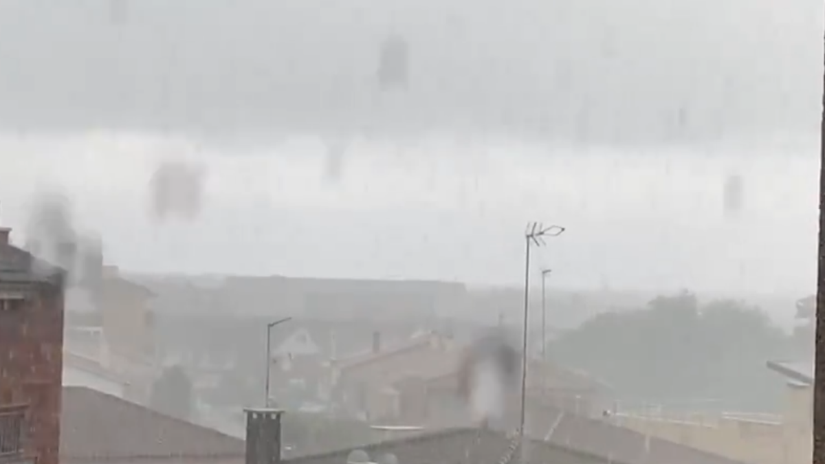 Vídeo de la pluja caient sobre El Vendrell aquest diumenge