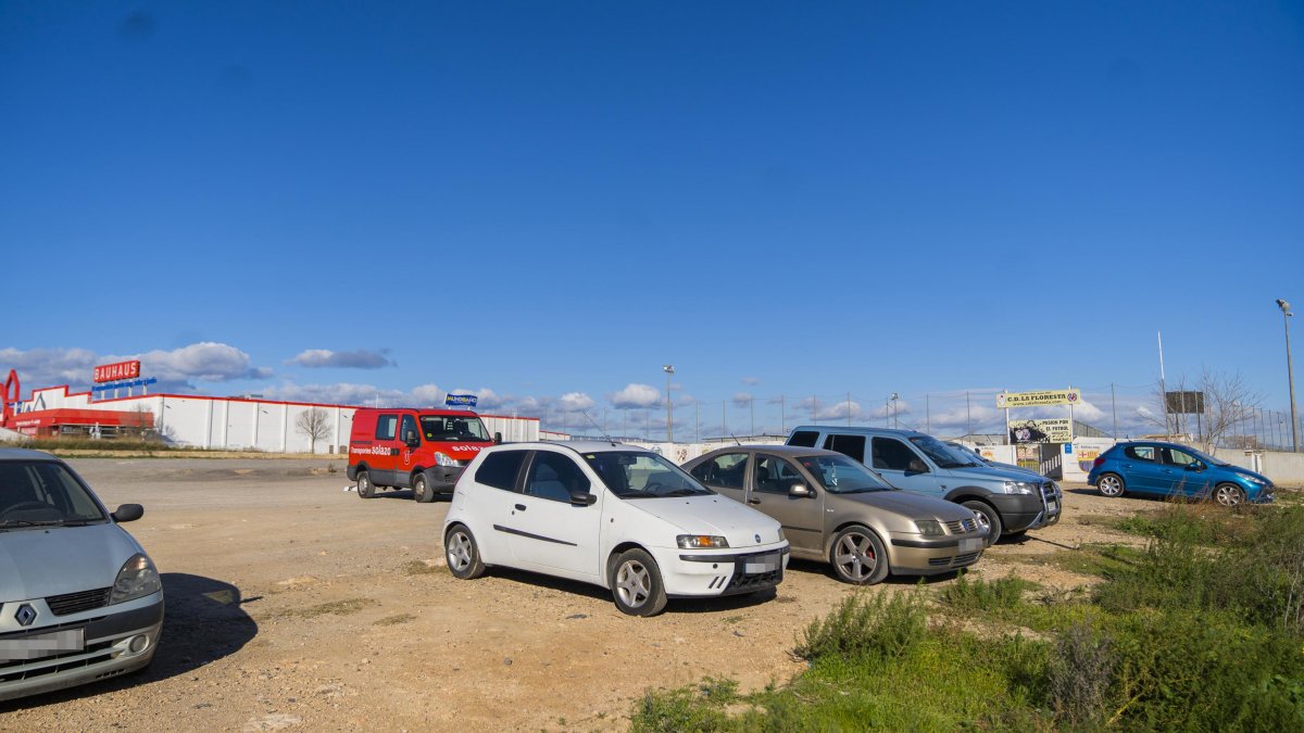 Imatge d’arxiu de la zona d’aparcament que hi ha a l’entrada del barri de la Floresta, que actualment és un descampat amb desnivells