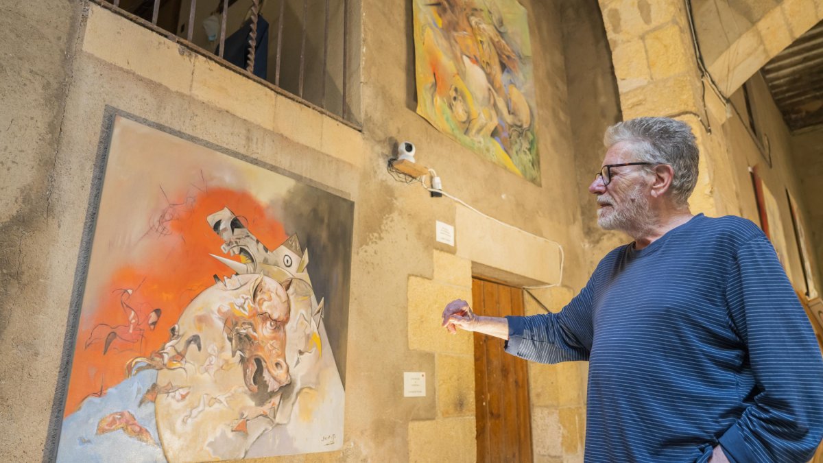 Josep Maria Rosselló delante de la pieza ‘Anghiari & Guernika’, expuesta en el patio gótico del Palau del Cambrer de Tarragona. Gerard Martí
