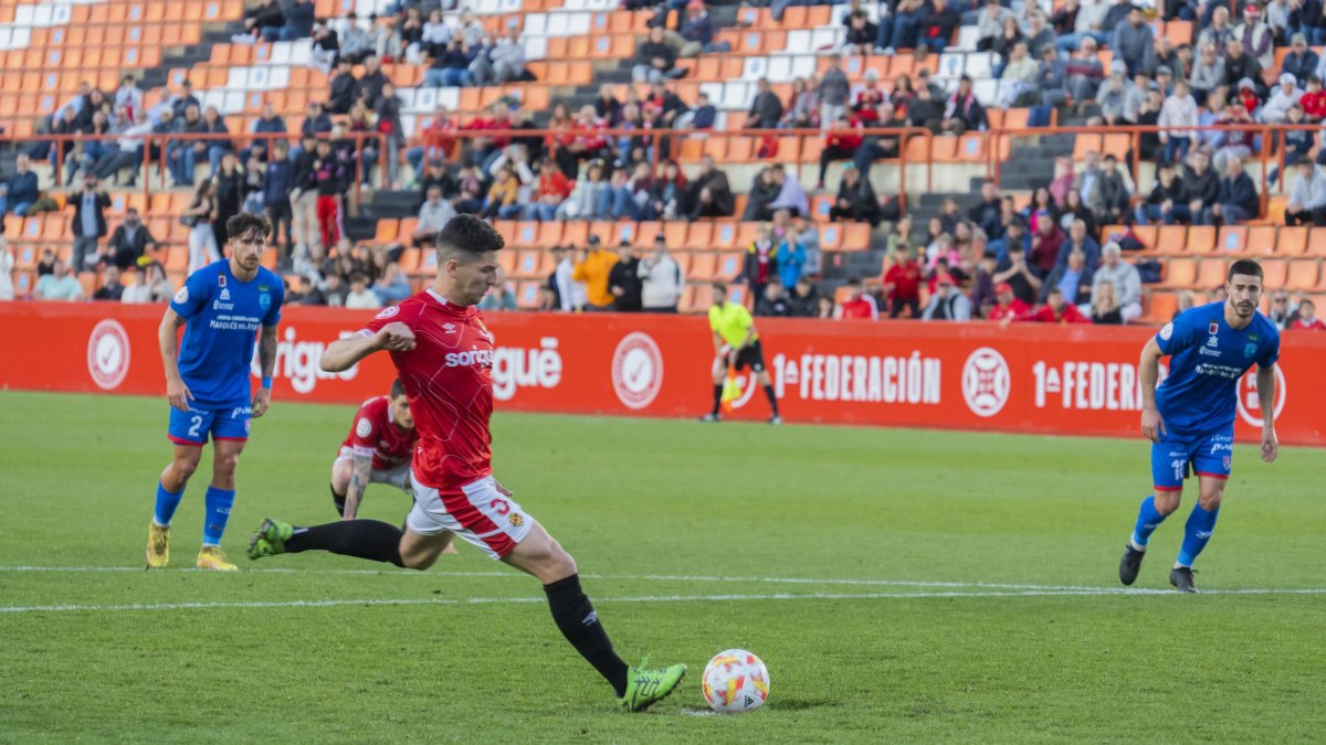 Javi Bonilla rematant el darrer penal que li van xiular al Nàstic el 19 de març de 2023.