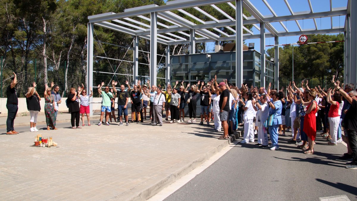 Treballadors del centre penintenciari de Mas d'Enric amb la mà alçada en la protesta per denunciar l'agressió feta per una interna a una funcionària.
