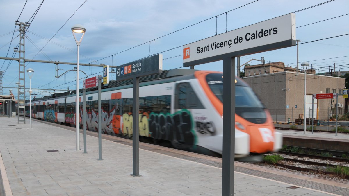 Un tren de la línea R4 a la estación de Sant Vicenç de Calders.