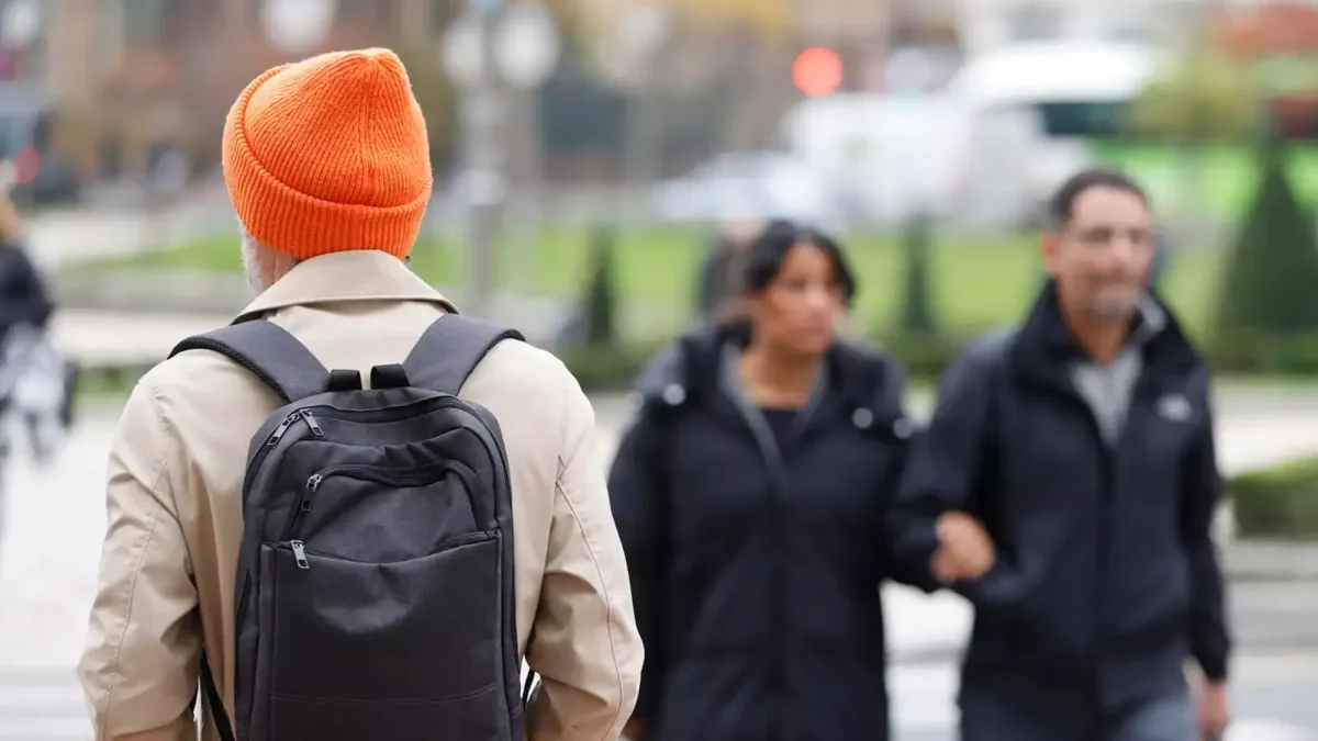 Imatge de diverses persones abrigades.