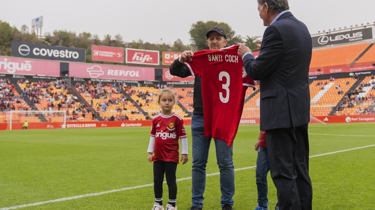 El Nàstic li va retre homenatge el 8 d’abril de 2024, quan la porta 8 del Nou Estadi Costa Daurada es va anomenar Porta Santi Coch.