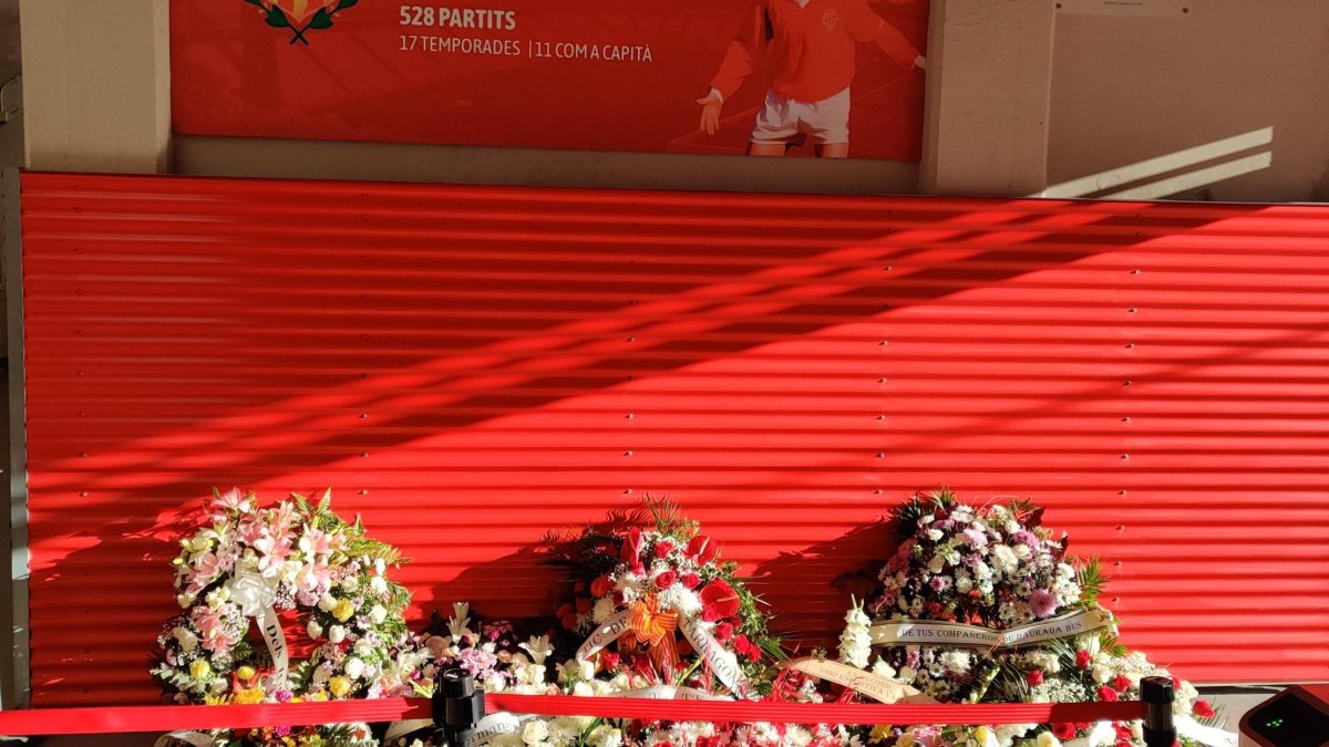 Les flores en la puerta Santi Coch, la puerta número 8, del Nuevo Estadio,
