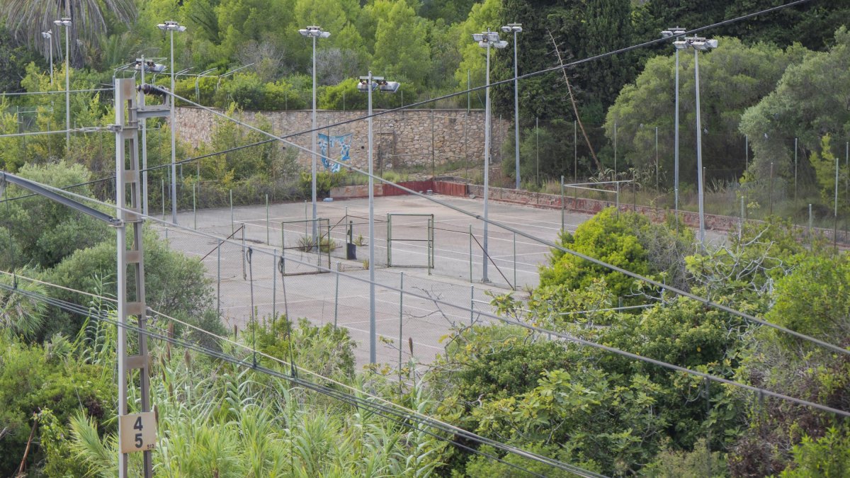 Las actuales pistas deportivas de la Ciutat de Repòs se encuentran en el otro lado de la carretera N-340, separadas del recinto central.