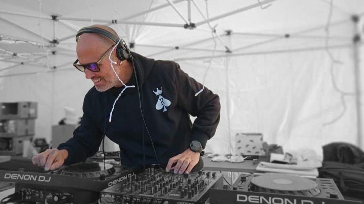 Imagen de Albert Rayo (DJ Rayo) pinchando en una fiesta.