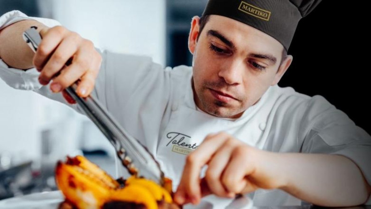Imagen de un participante cocinando en el concurso gastronómico Talentos Martiko.