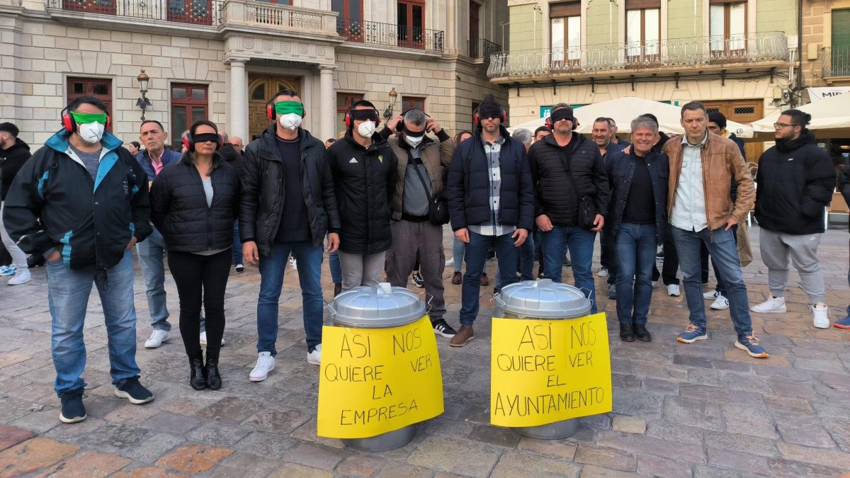 Imatge d’arxiu d’una protesta portada a terme el mes de març per part de la plantilla de Reus Net a la plaça del Mercadal, davant de l’Ajuntament de Reus.