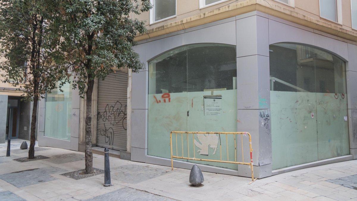 Fotografía del exterior del edificio de la calle de la Perla que antiguamente ocupaba la cadena de artículos deportivos Intersport.