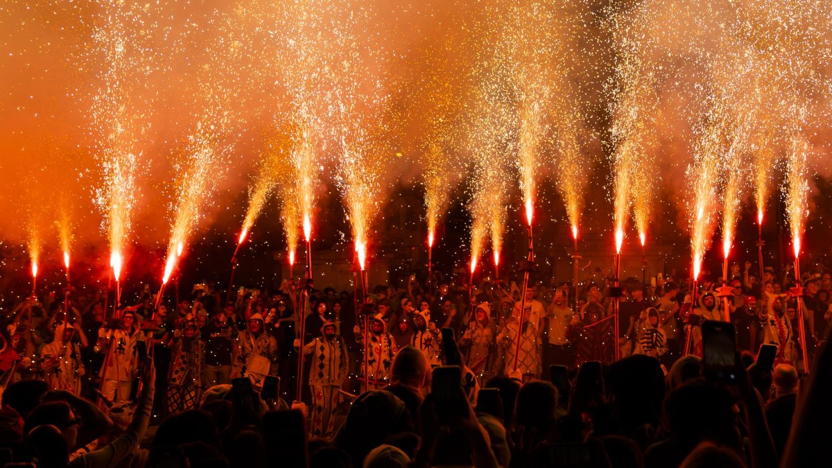 La Baixada dels Diables, la carretillada i l’encesa de la façana del santuari són un dels moments culminants de la Festa Major.