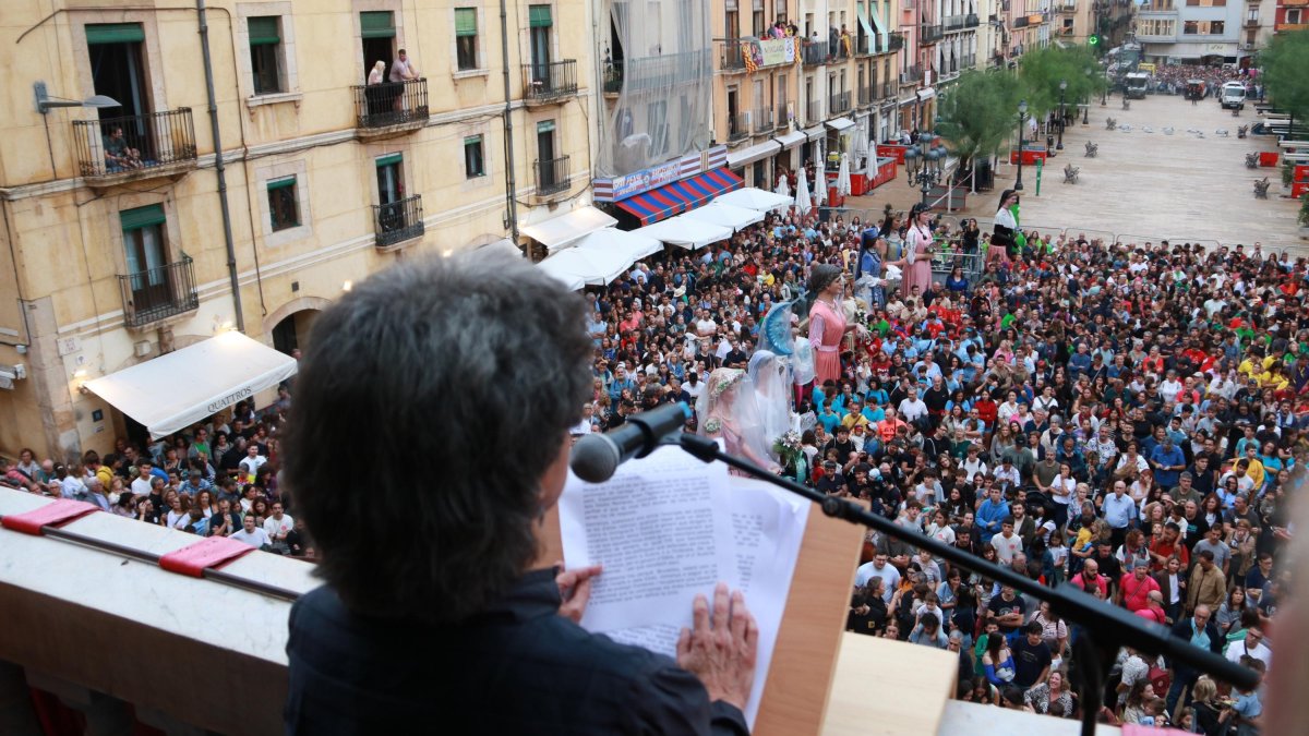 La pregonera de Santa Tecla, Griselda Pastor, durant el seu discurs del balcó de l'Ajuntament de Tarragona