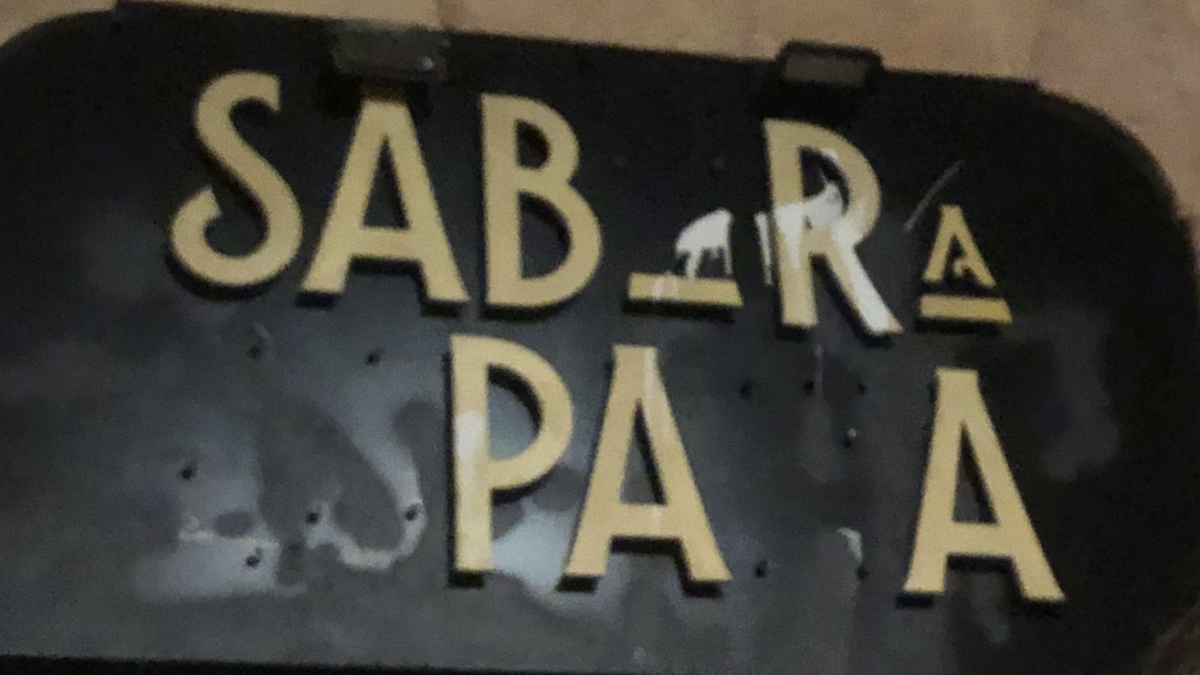 Imagen del letrero de la tienda Sabor a España vandalizado.