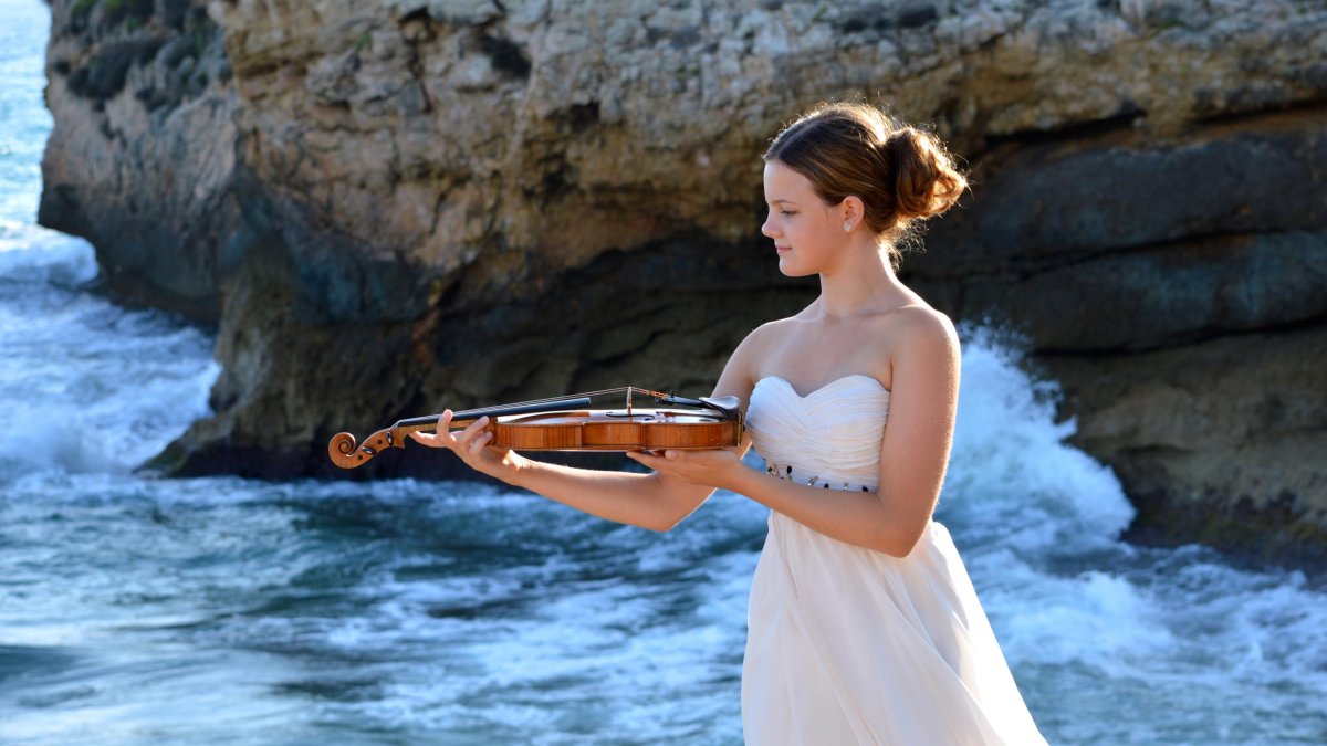 Inés Issel Burzyńska va néixer a Tarragona, i és filla d’una violinista i pedagoga i d’un tenor.