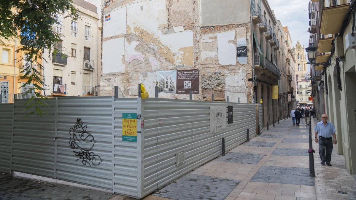 Las vallas delimitan el solar donde se han encontrado los restos arqueológicos y donde está proyectado un nuevo edificio, con pisos y planta baja de uso comercial.