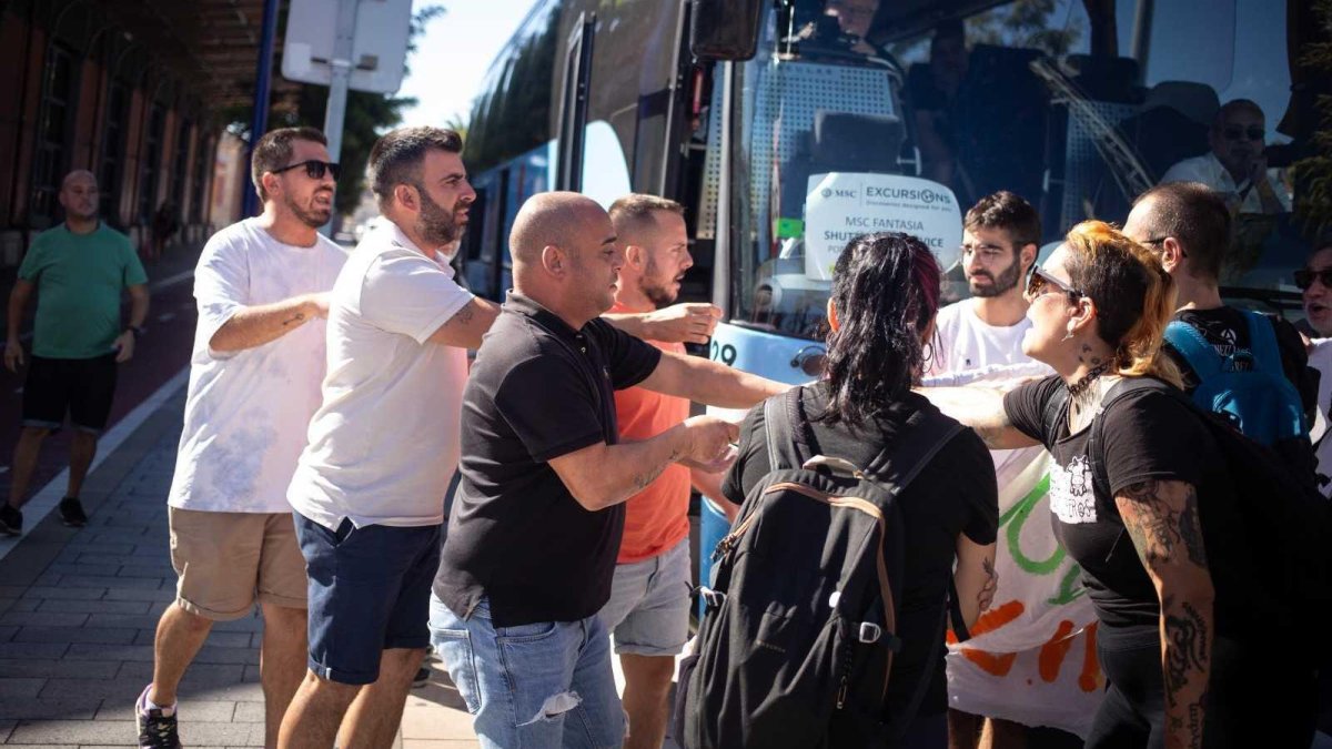 Tensió entre els creueristes i els manifestants al Port de Tarragona.