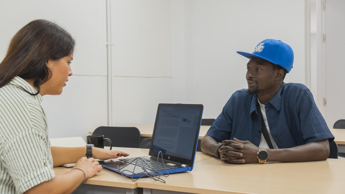 La Sara Soria i el Muhammad Nije conversen a l’aula de formació de la Fundació Gentis.
