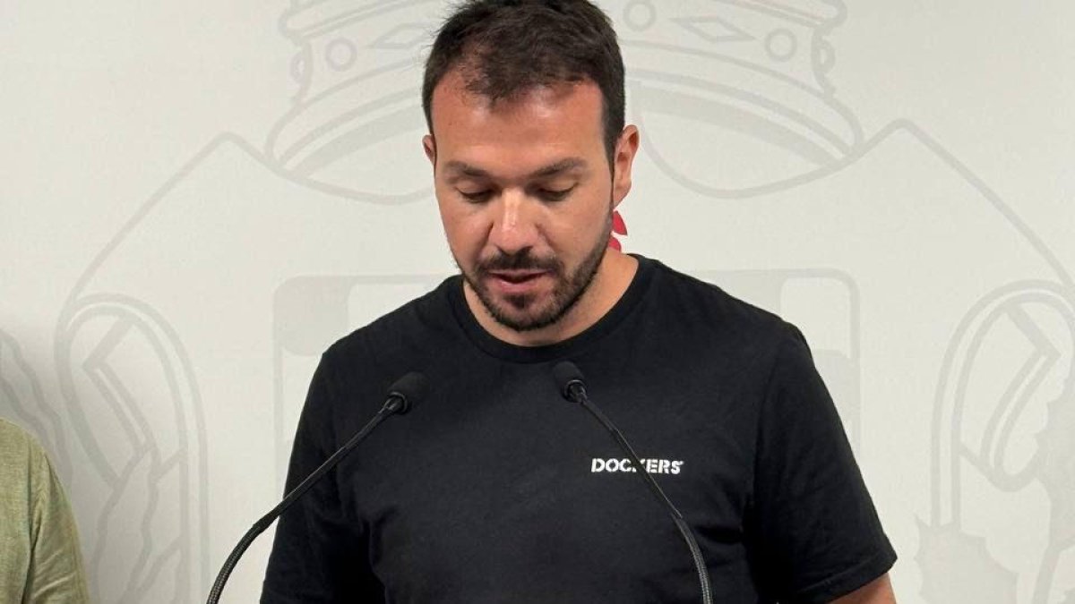 Imatge d'un regidor d'ECP presentant la moció.