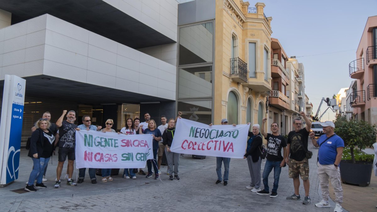 Els afectats i el sindicat de l’habitatge protestant davant de l’Ajuntament de la Pobla de Mafumet.