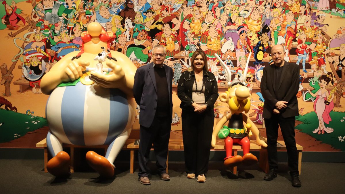 La directora de CaixaForum Tarragona, acompañada del coleccionista Bernard Mahé y del asesor Vicent Sanchís.