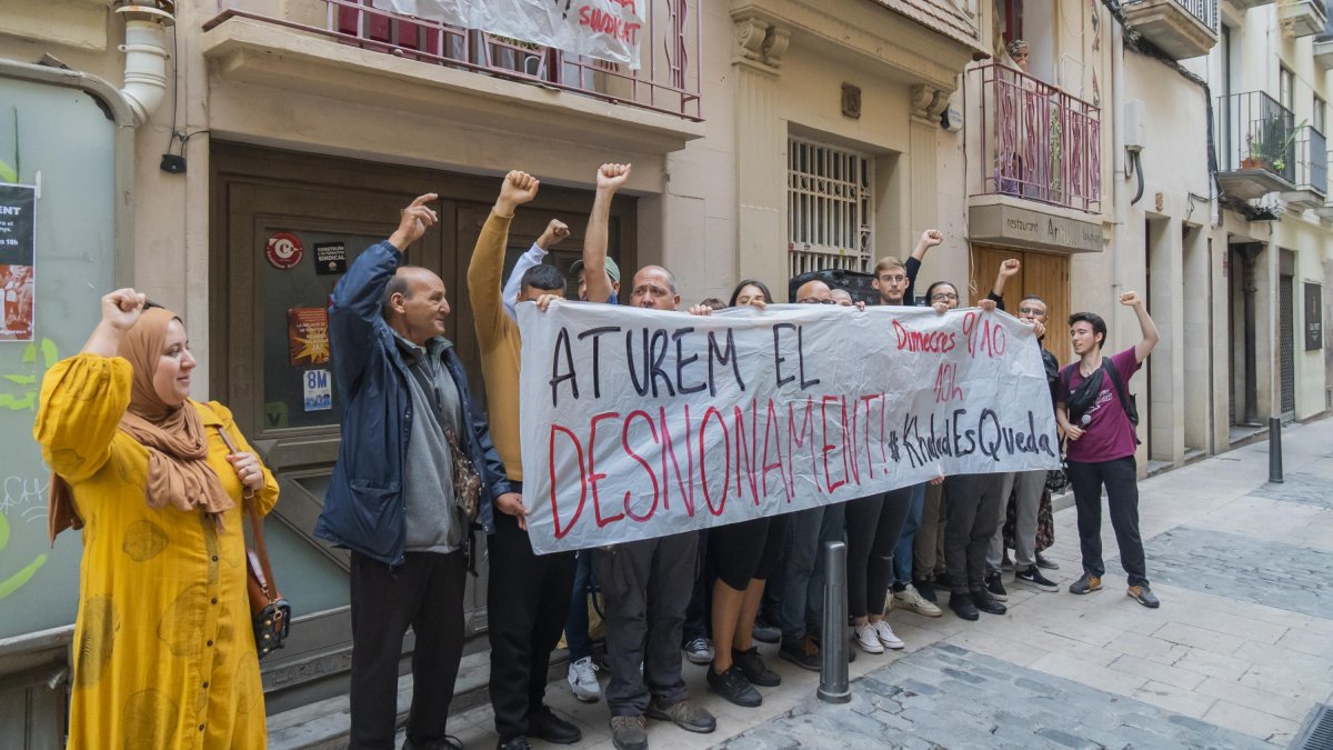 El Sindicat d’Habitatges de Reus va aturar ahir un nou desnonament al carrer de Santa Anna número 15.