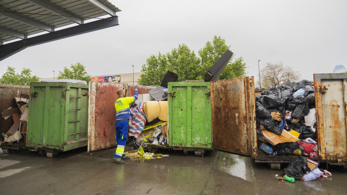 El Ayuntamiento introducirá bonificaciones para beneficiar a quien lleve objetos a la desechería, para fomentar el reciclaje y el civismo entre la población.