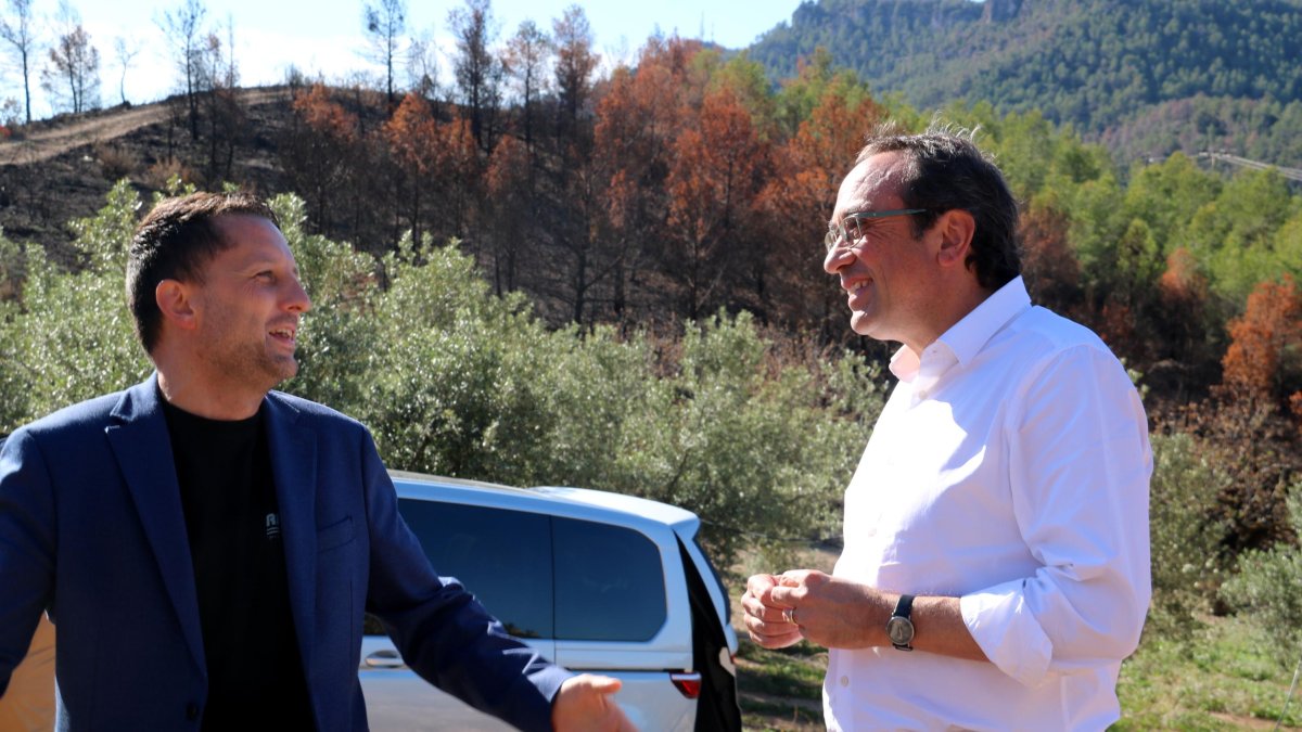 El presidente del Parlament, Josep Rull, con el alcalde de Cabacés, en la zona cero del incendio.