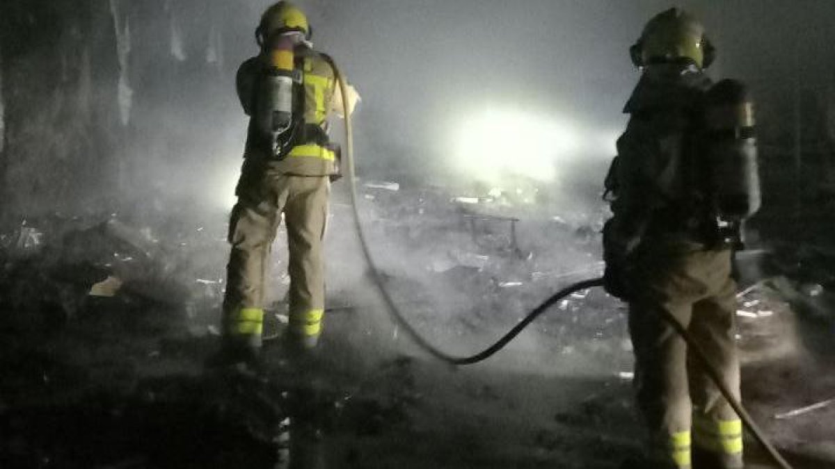 Els Bombers de la Generalitat treballant en l'incendi al local abandonat