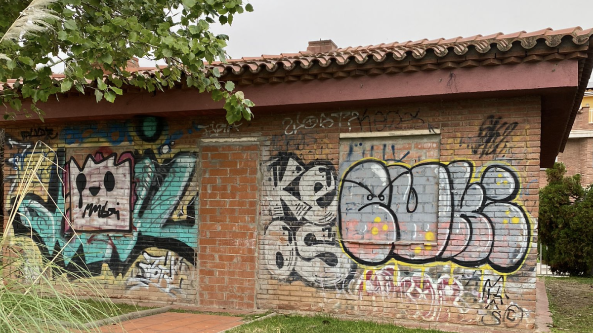 Imatge de la caseta en desús ubicada a una zona verda de la urbanització Tarragona 2.