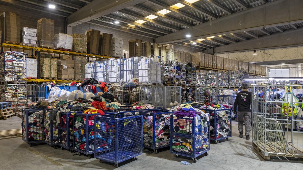 El almacén donde se guarda toda la ropa que se recoge con el proyecto.