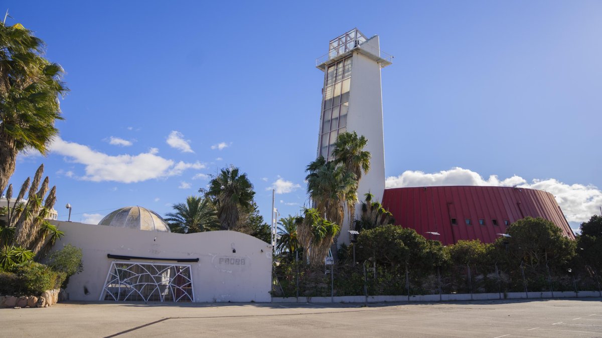 Estat actual de l’entrada i l’edifici de Pacha la Pineda, tancada des del 2019.
