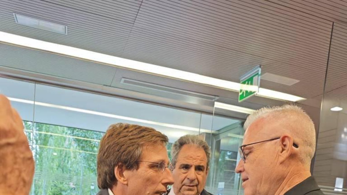 El alcalde de Madrid Martínez-Almeida (PP) con el alcalde de Salou, Pere Granados (PSC).