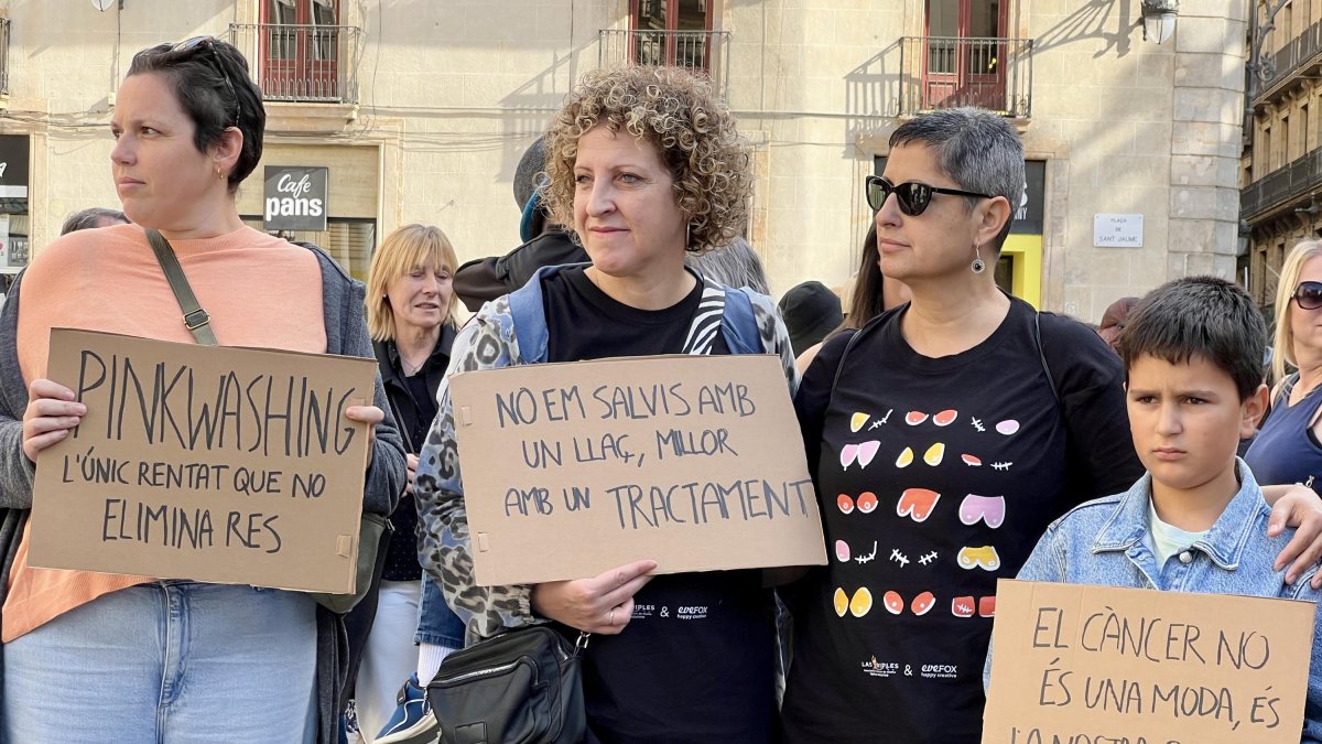 Dones amb cartells a la concentració que denuncia que el càncer de mama «no és rosa» a Barcelona