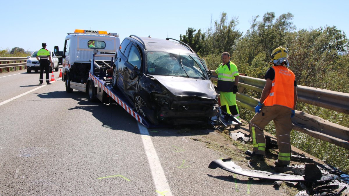 La grua carregant un cotxe implicat en un accident.