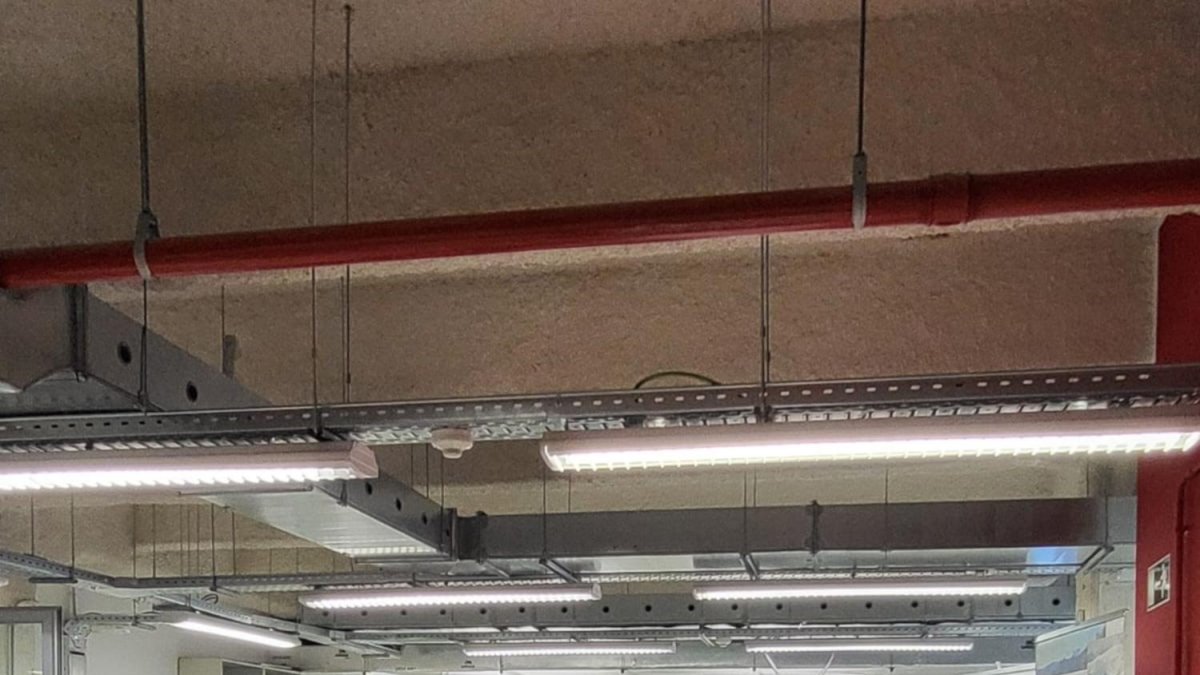 Colas de aspirantes y mesas donde se hacen entrevistas rápidas en el Job Dating Costa Daurada - Pirineos de Tarragona.