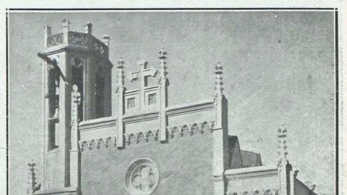 En la fotografia d’Hermenegild Vallvé del 1914 es veuen les dues creus.