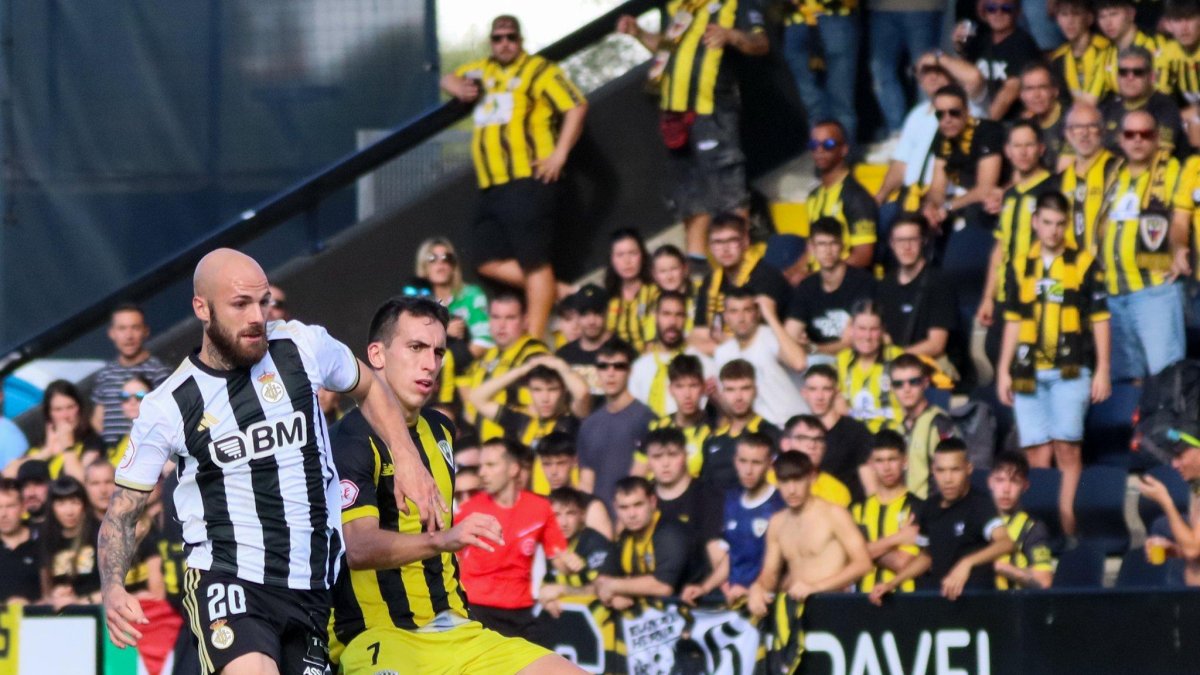 El davanter del Real Unión, Sergio Benito, durant el duel contra el Barakaldo a l’Stadium Gal.