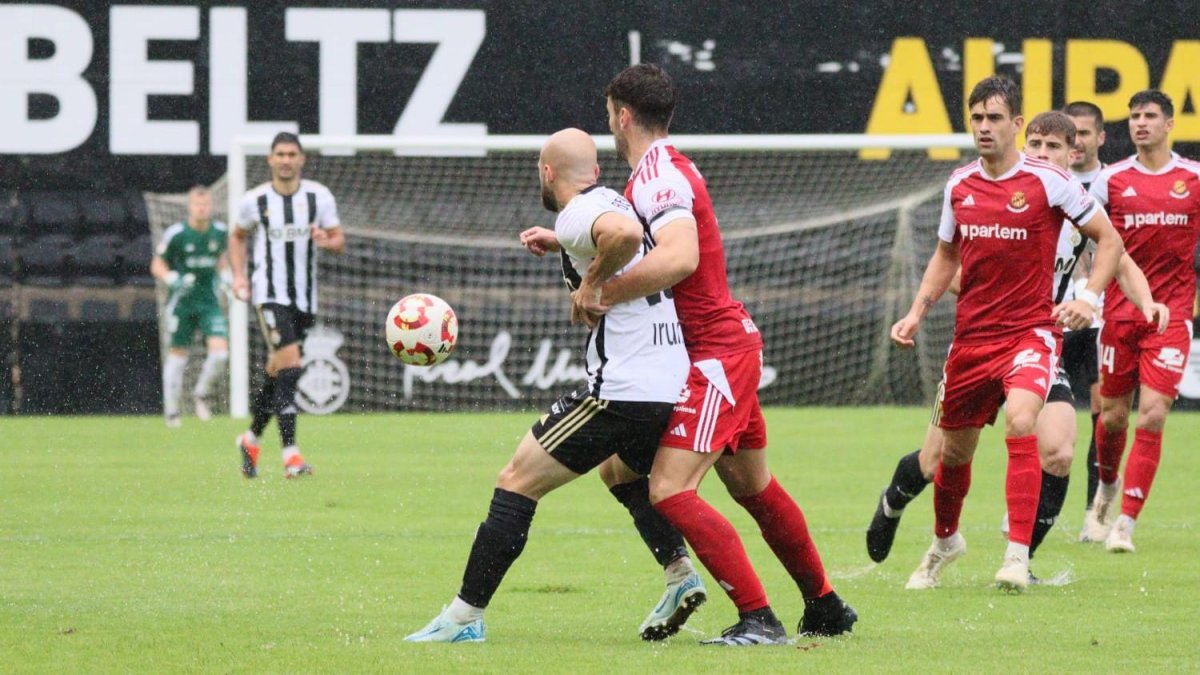 Unai Dufur bregant amb Sergio Benito.