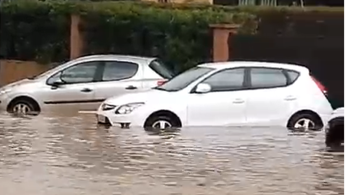 Imagen de dos de los coches afectados por las inundaciones