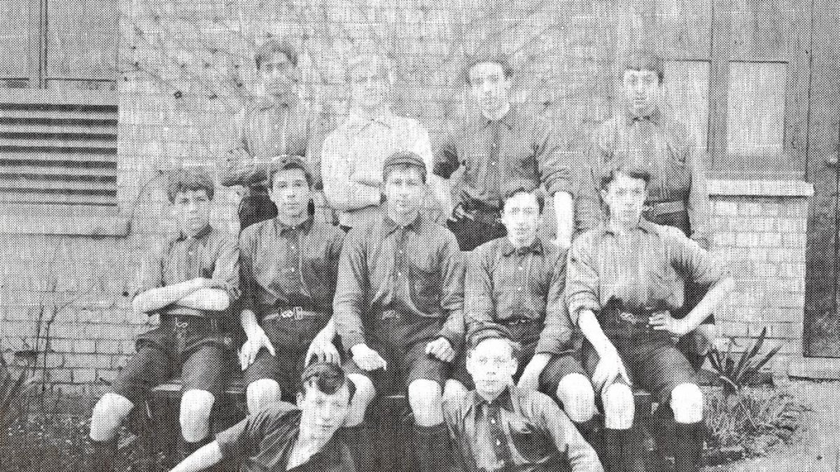 Equipo adolescente de fútbol en Reus en el año 1906.