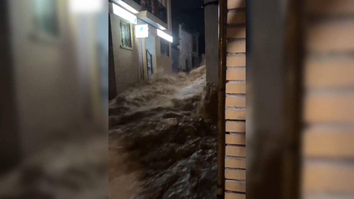 Captura de vídeo de les pluges torrencials a Chiva (València). L'estació automàtica de la Confederació Hidrogràfica del Xúquer (CHJ) registra 445,4 litres per metres quadrats