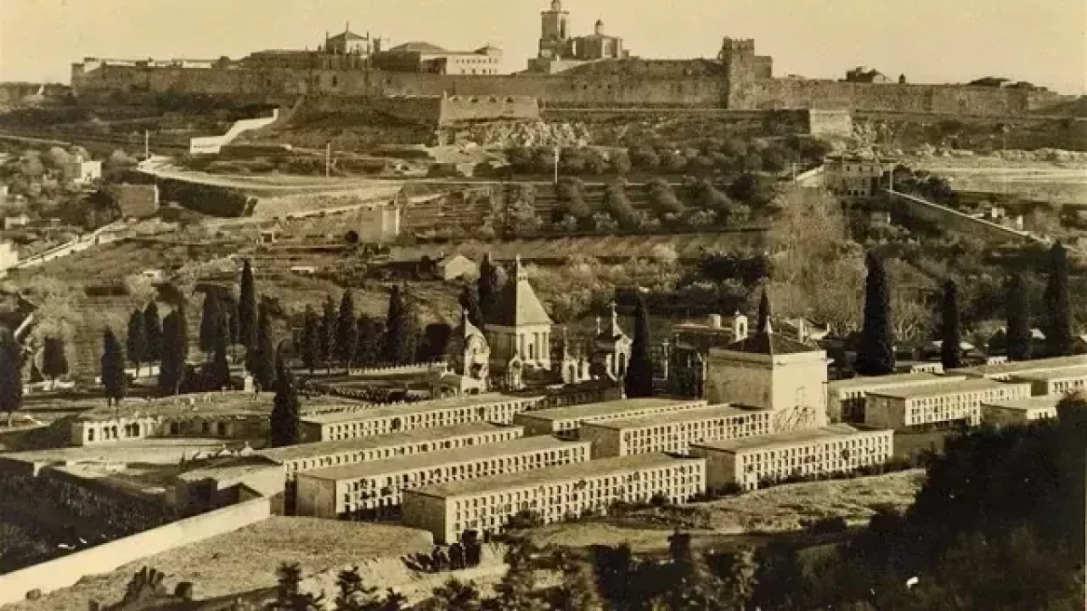 Panorámica del cementerio de Tarragona captada desde la colina de la Oliva (1932).