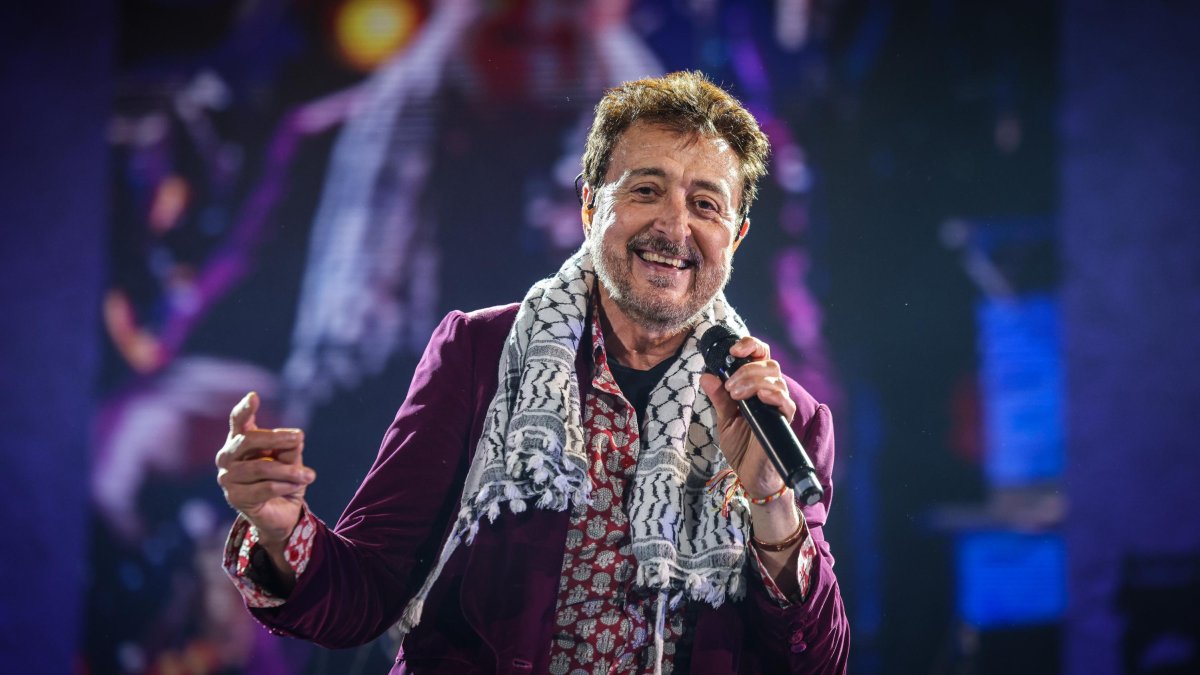 Manolo García, somrient durant el concert al Palau Sant Jordi del 18 de maig del 2024.