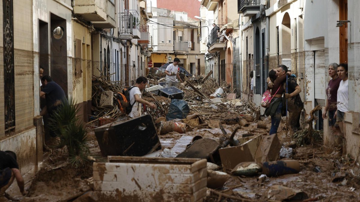 Varias personas trabajan en las labores de limpieza y desescombro en Paiporta, Valencia, este jueves.