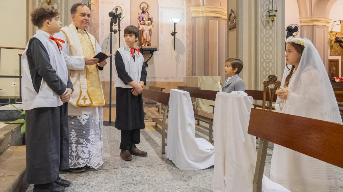 El Marc i la Yulia faran el paper del Josep i l’Eugènia, dos pallaresencs nascuts el 1891. Al costat, assaig de la recreació de la Primera Comunió.