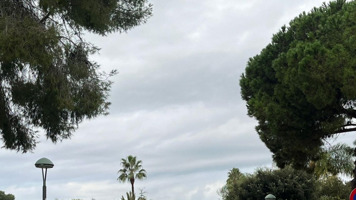 Un vehículo de Bomberos avanza por una calle totalmente inundada en la Móra.